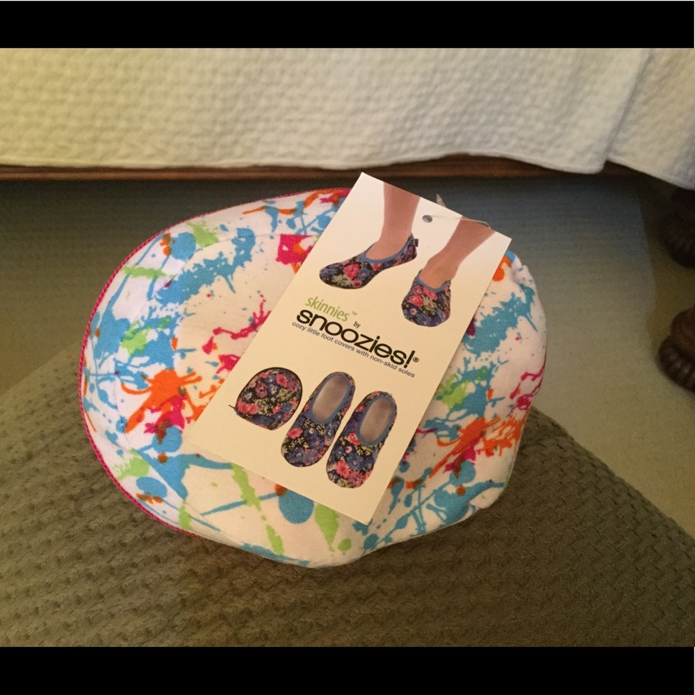 Snoozies Skinnies Foot Coverings w/ Travel Pouch